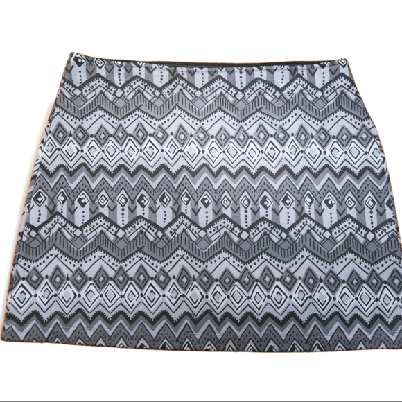 Athleta Women's Monarch Geo Printed Tech Fleece Lined Skirt Size XL Black Grey - Picture 2 of 13